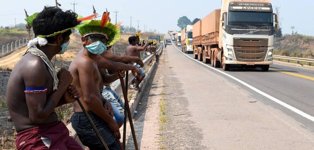 Indígenas Kayapós após reabertura da rodovia BR-163