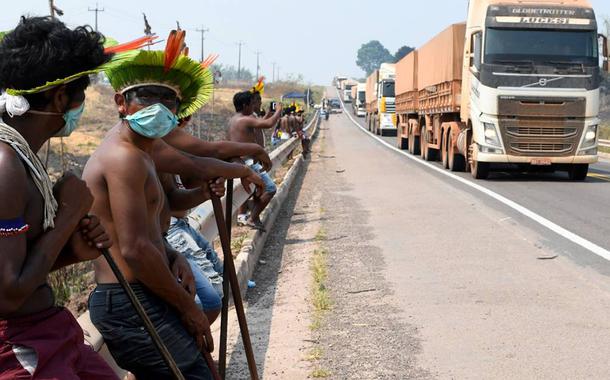 Indígenas Kayapós após reabertura da rodovia BR-163