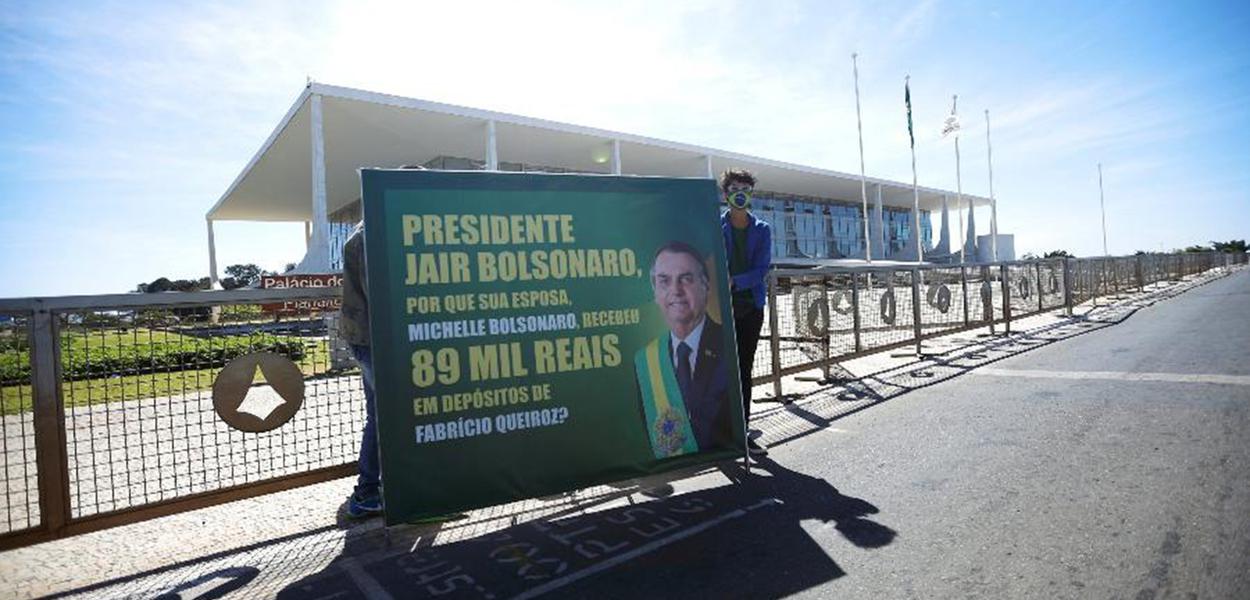 Manifestantes protestam contra Jair Bolsonaro em Brasília