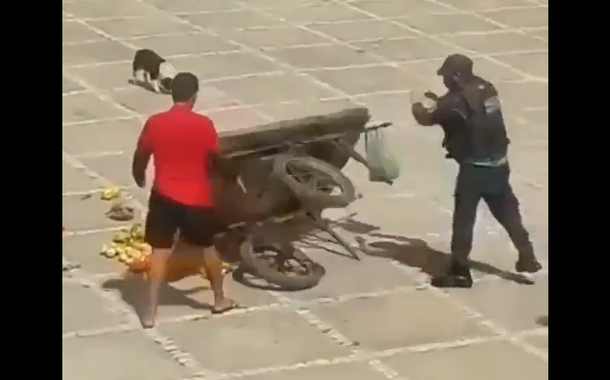 Vídeo mostra PM derrubando carrinho de frutas de trabalhador em Fortaleza (CE)