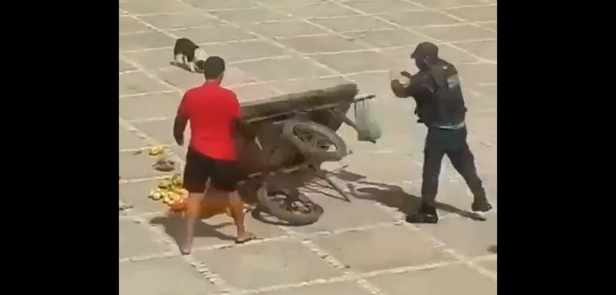 Vídeo mostra PM derrubando carrinho de frutas de trabalhador em Fortaleza (CE) (Foto: Reprodução) Vídeo mostra PM derrubando carrinho de frutas de trabalhador em Fortaleza (CE)
