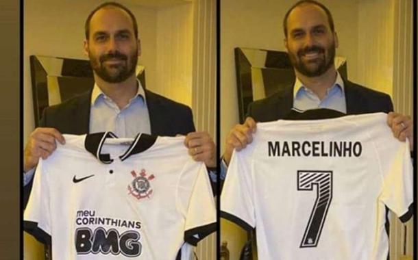 Eduardo Bolsonaro com camisa do Corinthians de Marcelinho Carioca