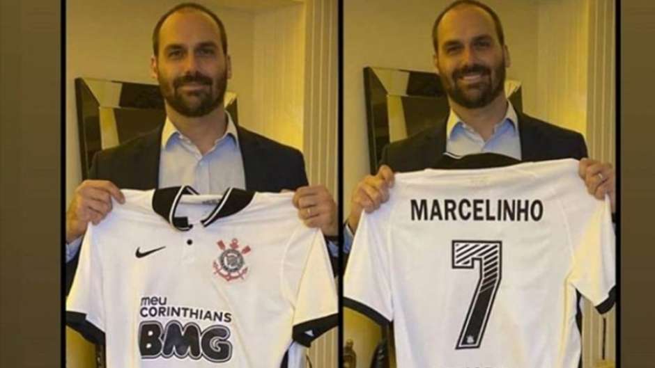 Eduardo Bolsonaro com camisa do Corinthians de Marcelinho Carioca