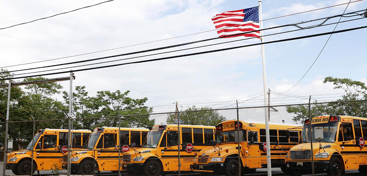 Ônibus escolares estacionados em Nova Jersey