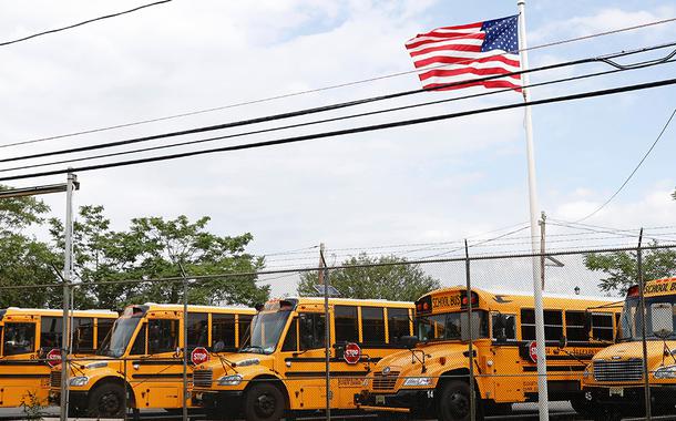 Ônibus escolares estacionados em Nova Jersey