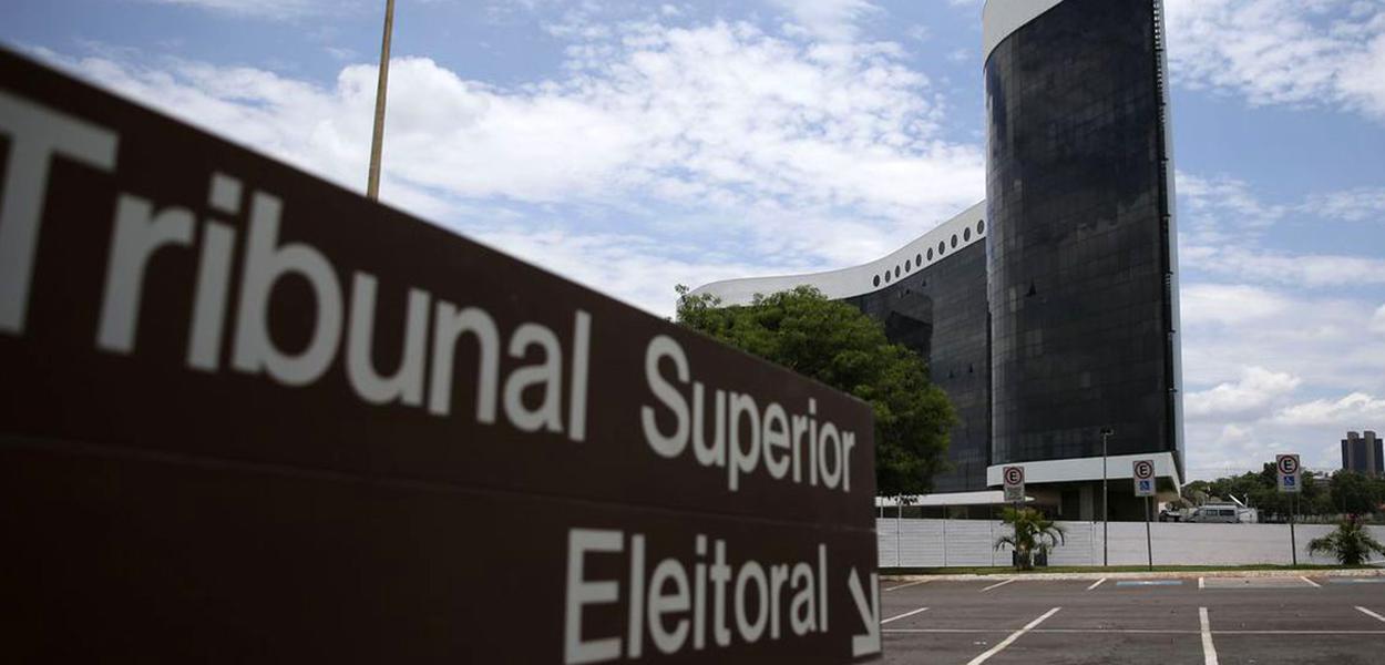 O TSE aumentou o esquema de segurança para acessar o prédio do tribunal neste domingo