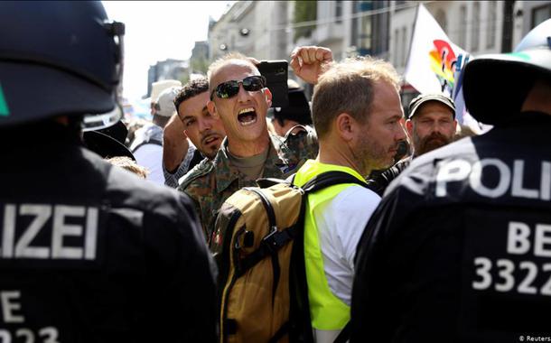 Manifestantes protestam contra medidas restritivas nesta pandemia em Berlim