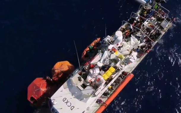 Foto deste sábado (29) mostra o navio 'Louise Michel', financiado pelo artista Banksy, com quase 200 pessoas a bordo no Mar Mediterrâneo