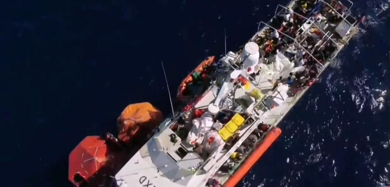 Foto deste sábado (29) mostra o navio 'Louise Michel', financiado pelo artista Banksy, com quase 200 pessoas a bordo no Mar Mediterrâneo