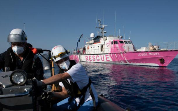 Guarda-Costeira da Itália resgata 49 imigrantes de um barco, financiado pelo artista britânico Banksy - 29.08.20