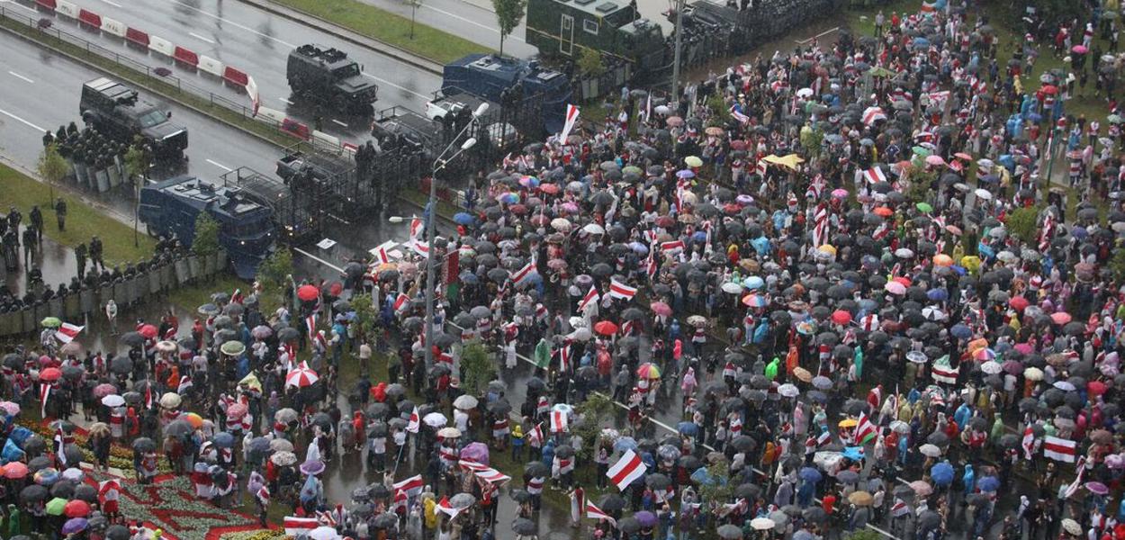 Manifestantes se reunem perto da residência do presidente de Belarus, Alexander Lukashenko
