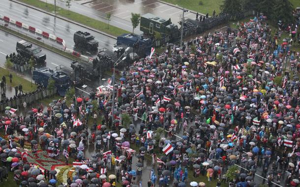Manifestantes se reunem perto da residência do presidente de Belarus, Alexander Lukashenko