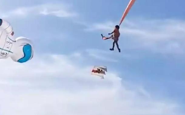 Menina é levantada por pipa gigante em imagem obtida de vídeo em rede social, em Hsinchu, Taiwan