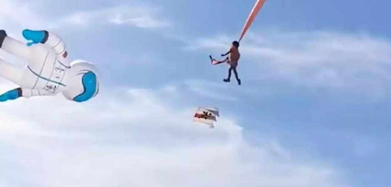 Menina é levantada por pipa gigante em imagem obtida de vídeo em rede social, em Hsinchu, Taiwan