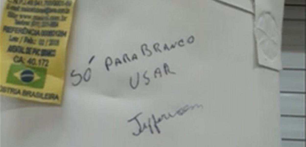 Bilhete racista em avental