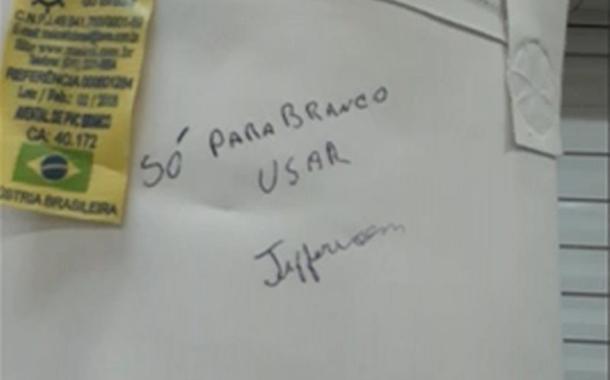 Bilhete racista em avental