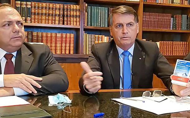 Eduardo Pazuello e Jair Bolsonaro segurando caixa de cloroquina