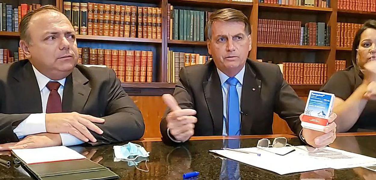 Eduardo Pazuello e Jair Bolsonaro segurando caixa de cloroquina