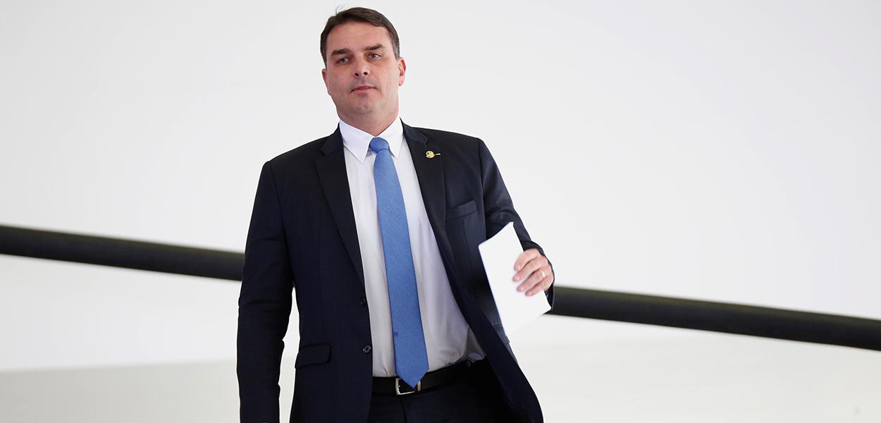 Senador Flávio Bolsonaro chega para cerimônia no Palácio do Planalto