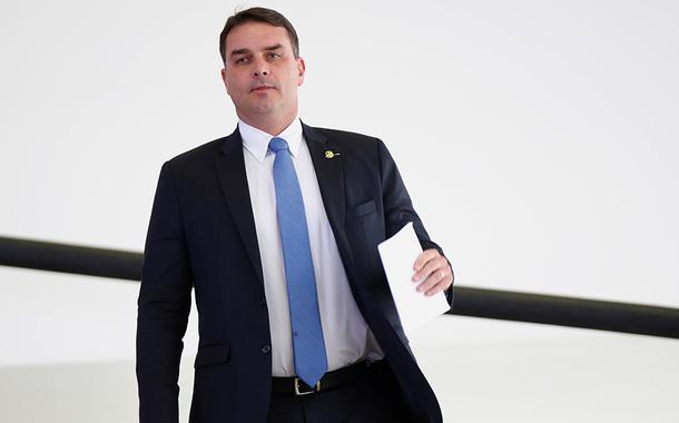 Senador Flávio Bolsonaro chega para cerimônia no Palácio do Planalto