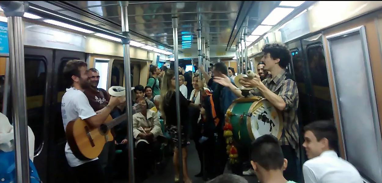 Músicos de rua em metrô