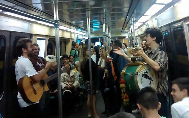 Músicos de rua em metrô