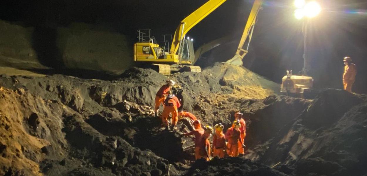 Bombeiros localizam caminhonete que é procurada desde o primeiro dia de buscas, em Brumadinho