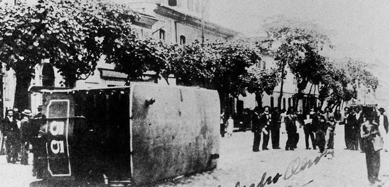 Bonde tombado na praça da República, no Rio de Janeiro, durante a Revolta da Vacina, em novembro de 1904