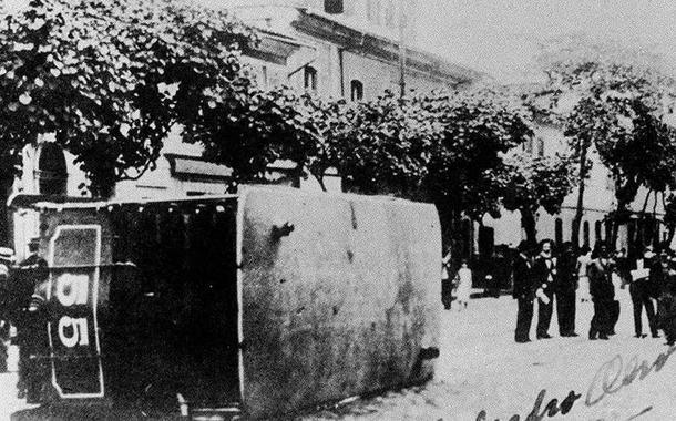 Bonde tombado na praça da República, no Rio de Janeiro, durante a Revolta da Vacina, em novembro de 1904