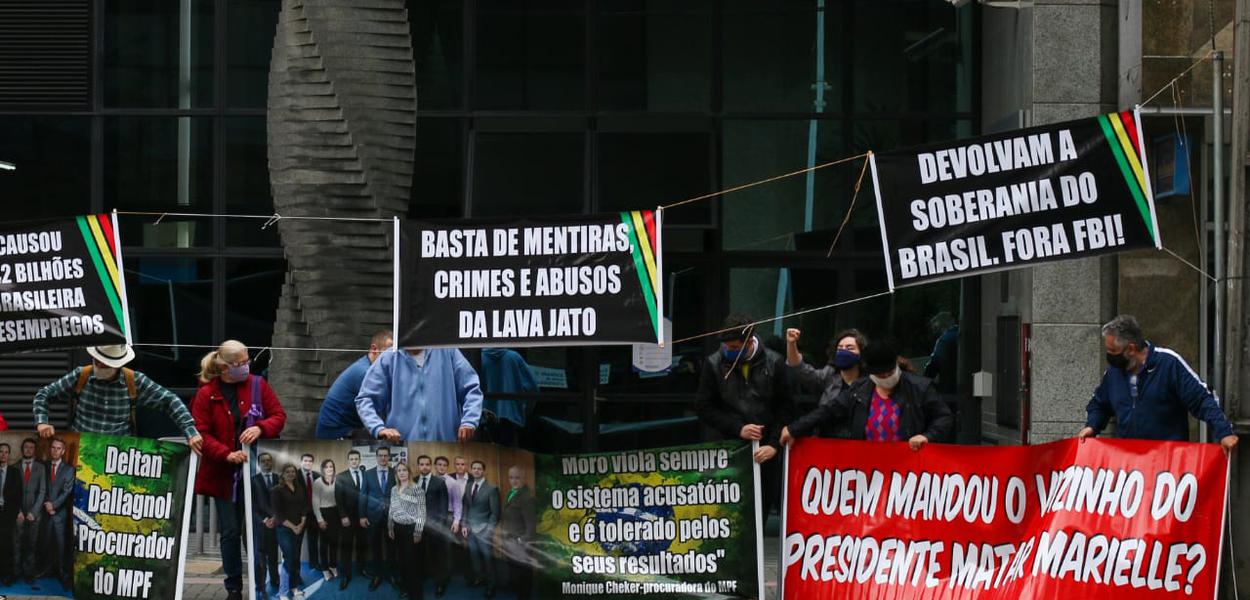 Advogados, lideranças políticas e ativistas sociais fazem ato em frente ao prédio do Ministério Público Federal, em Curitiba, para dar o adeus ao procurador Deltan Dallagnol