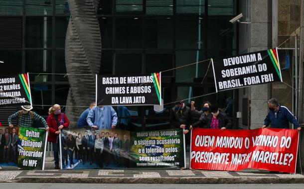 Advogados, lideranças políticas e ativistas sociais fazem ato em frente ao prédio do Ministério Público Federal, em Curitiba, para dar o adeus ao procurador Deltan Dallagnol