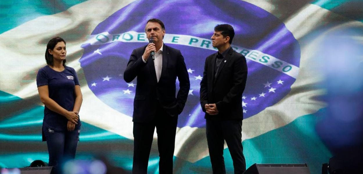 Michelle e Jair Bolsonaro e o pastor Josué Valandro