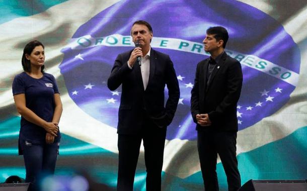 Michelle e Jair Bolsonaro e o pastor Josué Valandro
