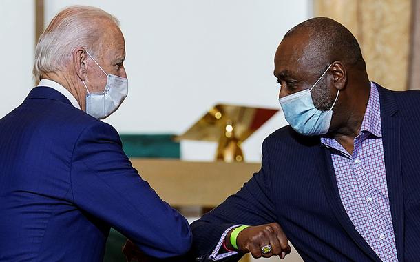 Candidato democrata à Presidência dos EUA, Joe Biden, cumprimenta Tim Mahone, presidente da Fundação Mahone, durante encontro comunitário em igreja e Kenosha 03/09/2020