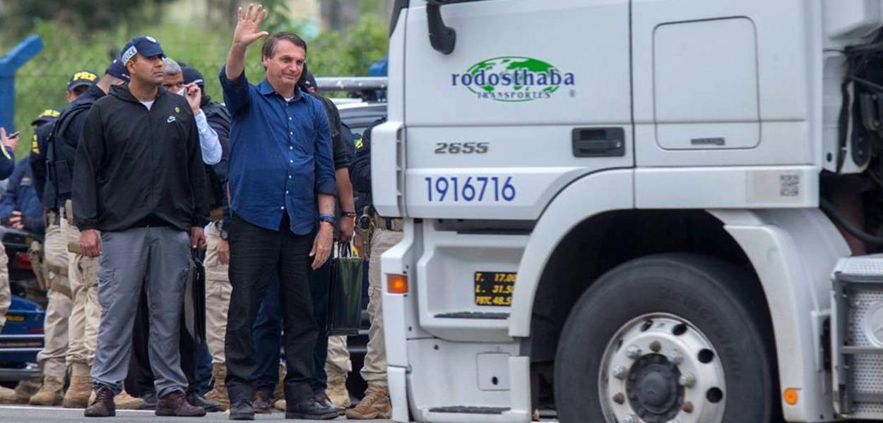 Bolsonaro acena para caminhoneiros