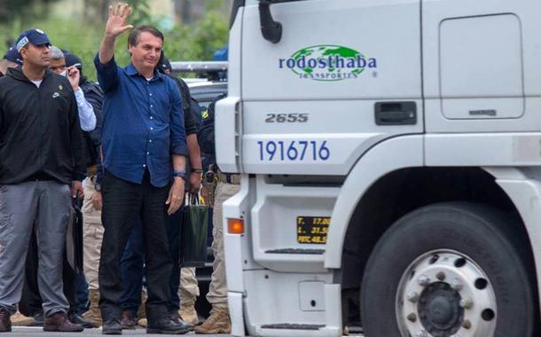 Bolsonaro acena para caminhoneiros