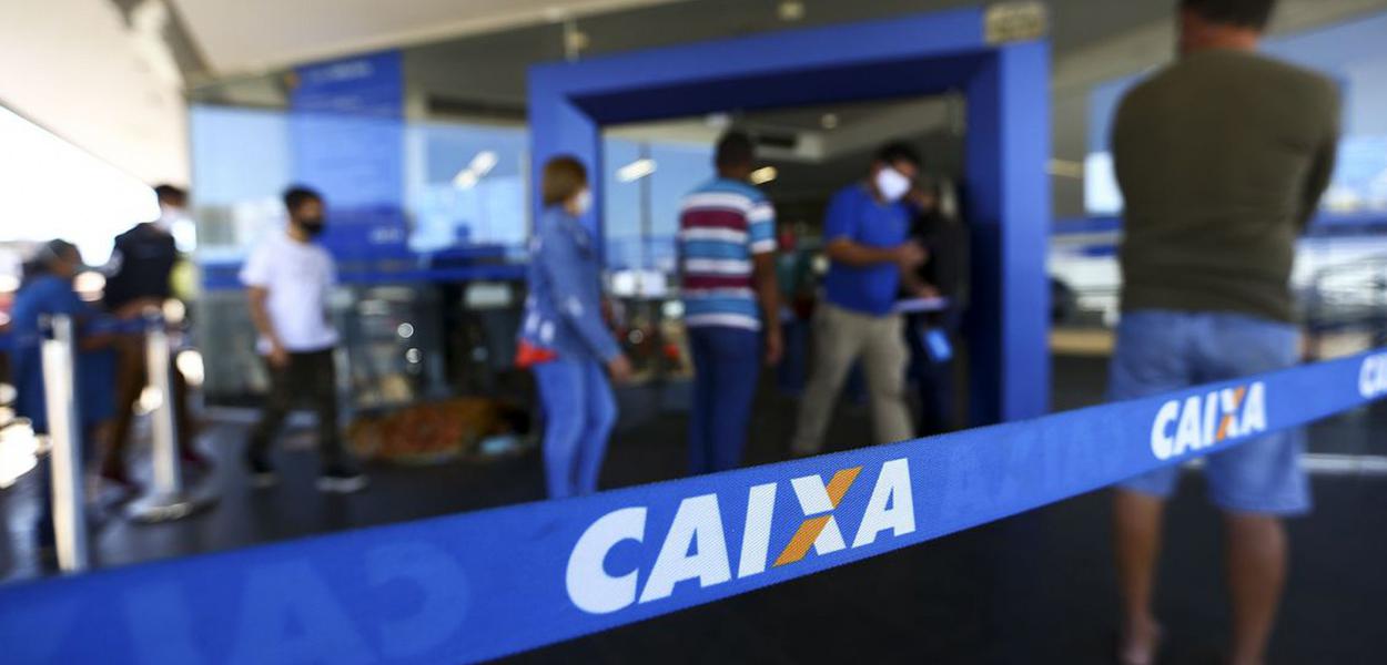 Fila para entrada em agência da Caixa