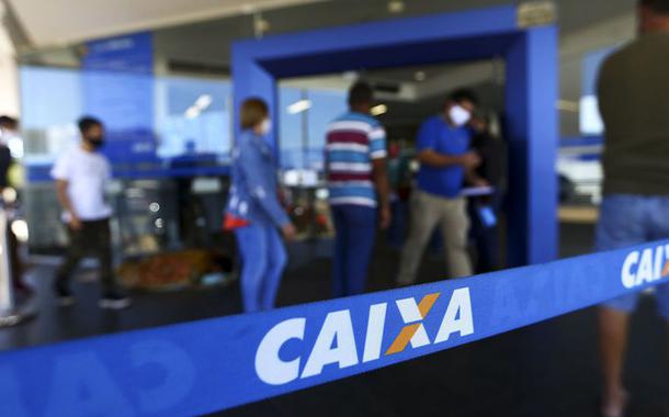 Fila para entrada em agência da Caixa