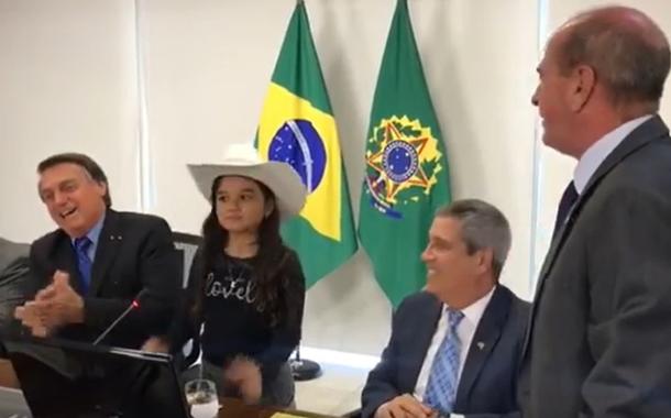 Bolsonaro e o ministro da Defesa, Fernando Azevedo, com a youtuber Esther Castilho