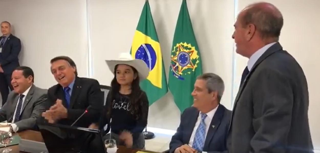 Bolsonaro e o ministro da Defesa, Fernando Azevedo, com a youtuber Esther Castilho