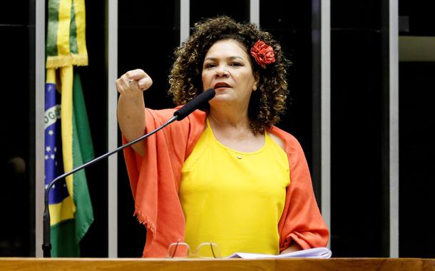 Deputada Perpétua Almeida, líder do PCdoB na Câmara dos Deputados