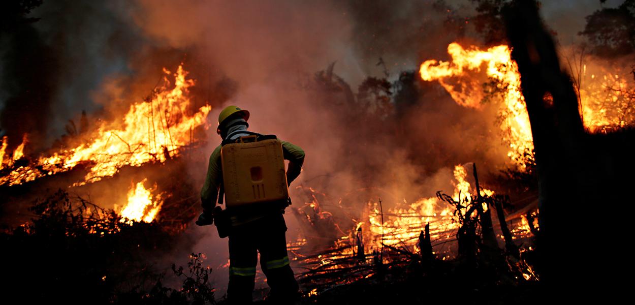 Ibama tenta controlar incêndio em trecho da floresta amazônica em Apuí, Amazonas