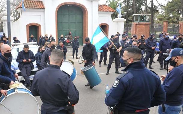 Protestos de policiais em frente à residência do presidente argentino, Alberto Fernández