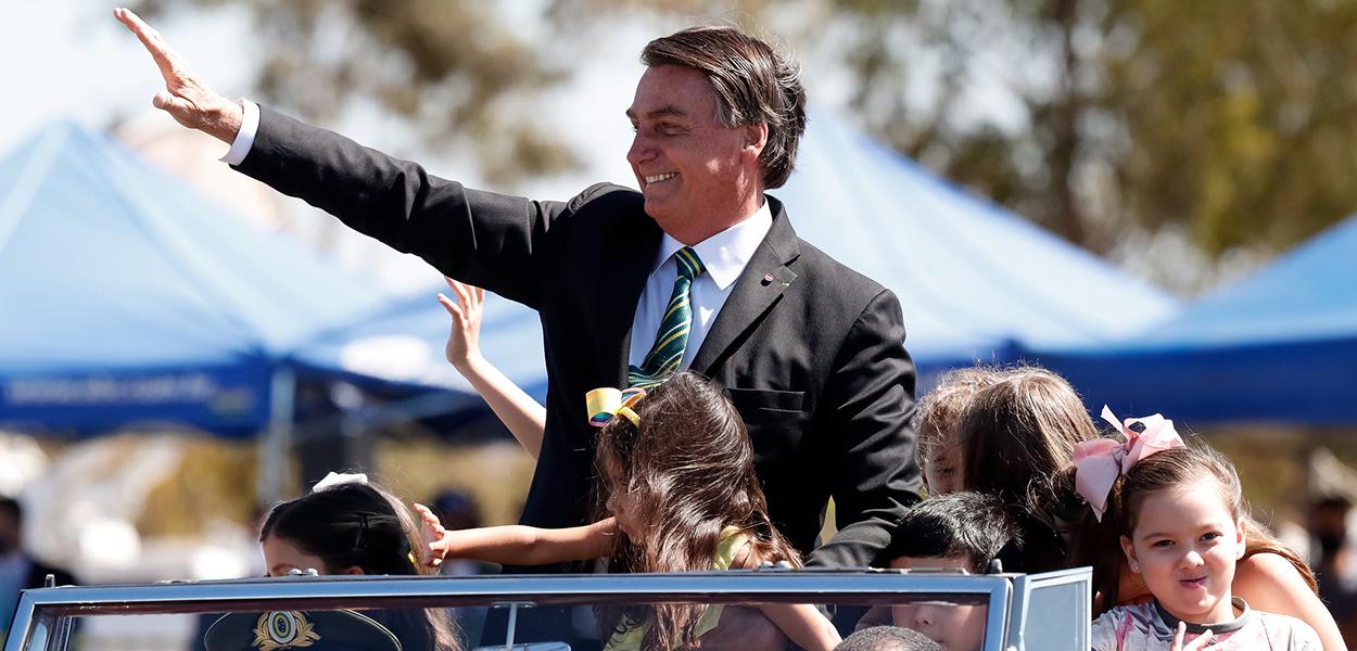 Bolsonaro desfila com crianças no Dia da Independência