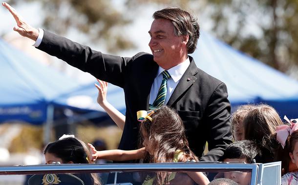 Bolsonaro desfila com crianças no Dia da Independência