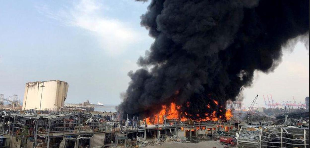 Incêndio atinge porto de Beirute, no Líbano