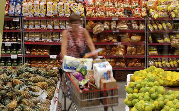 Mulher faz compras em supermercado de São Paulo