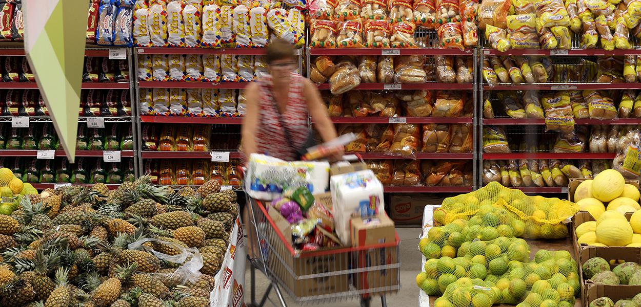 Mulher faz compras em supermercado de São Paulo