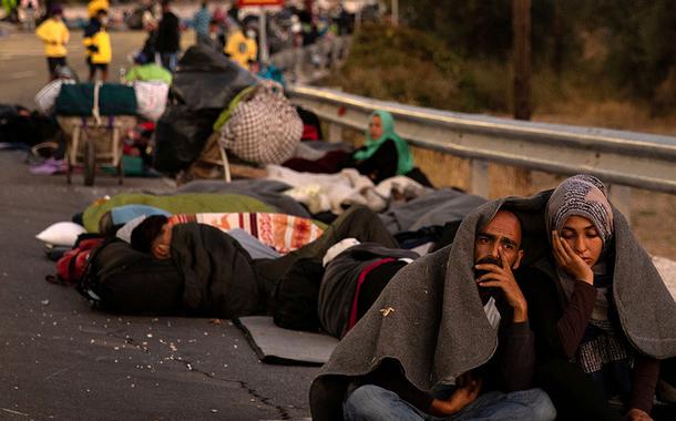 Imigrantes e refugiados se abrigam em acostamento após incêndio na ilha grega de Lesbos 10/09/2020