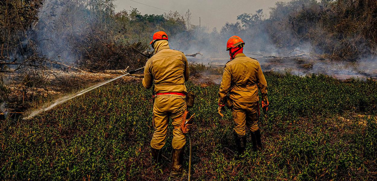 Bombeiros do Mato Grosso fazem teste com retardante para combater incêndios no Pantanal. 10/09/20